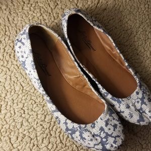 NEW! Lucky Brand Blue & White Floral size 6 Flats